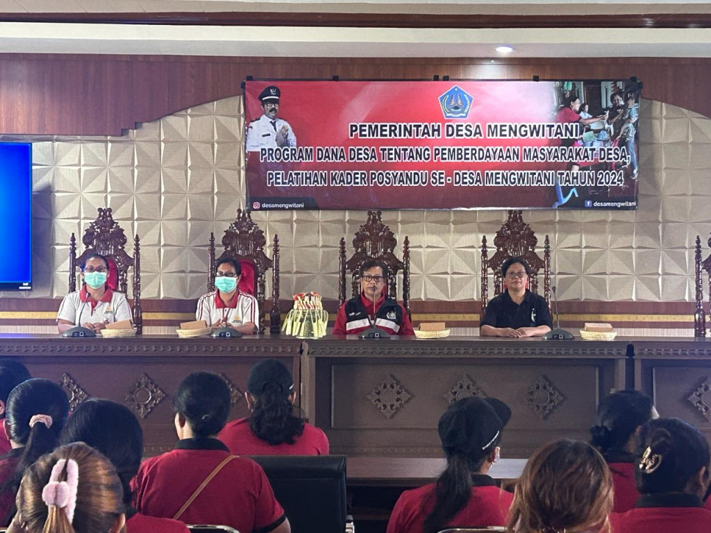 BERLANGSUNG KEGIATAN PELATIHAN KADER POSYANDU SE-DESA MENGWITANI, AGAR  KEGIATAN DI LAPANGAN TERLAKSANA DENGAN BAIK.